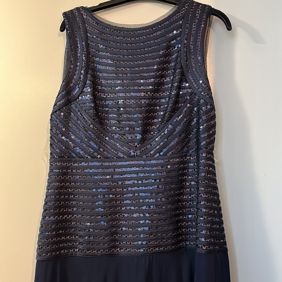 Beautiful gown for any kind of special event. - Picture 3 of 7